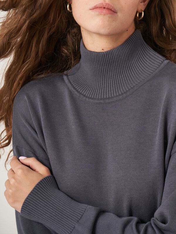 Langer Pullover mit Stehkragen image number 2