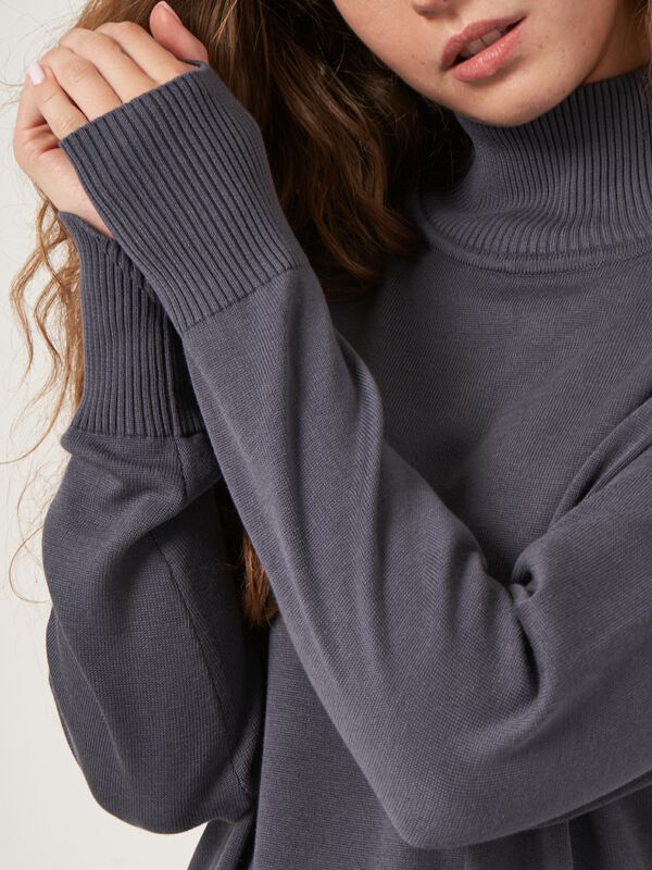 Langer Pullover mit Stehkragen image number 3