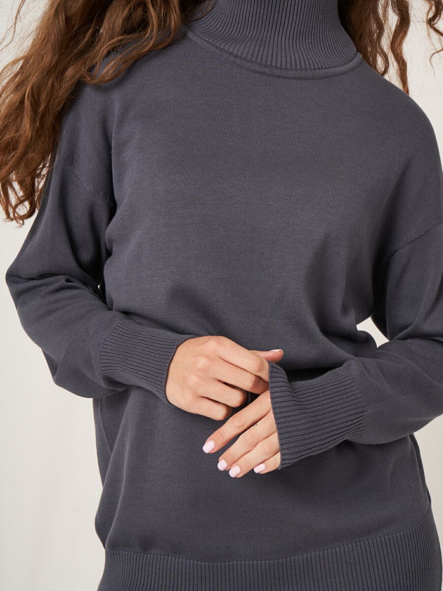 Pull long avec col montant et ourlet côtelés image number 4
