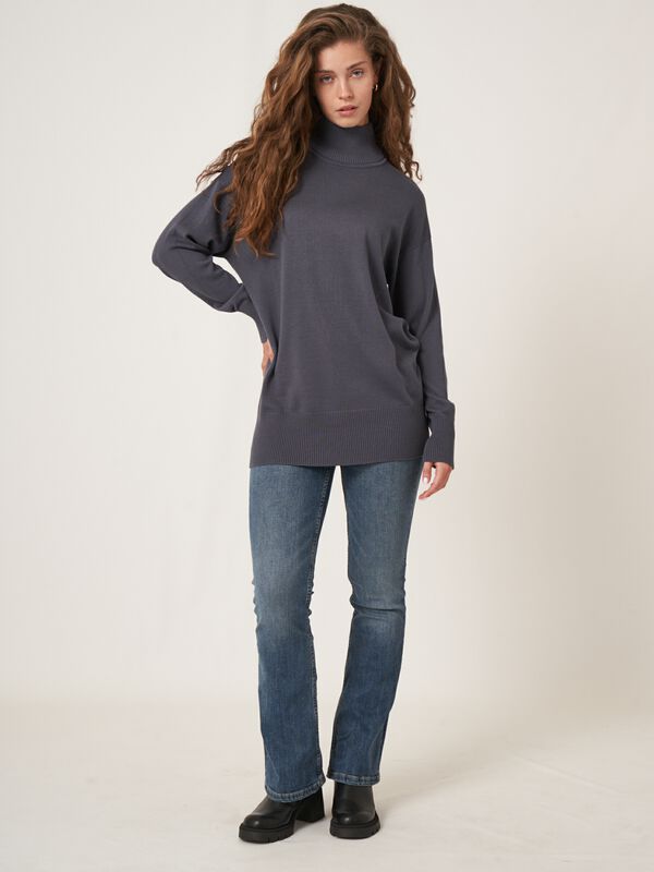 Langer Pullover mit Stehkragen image number 5