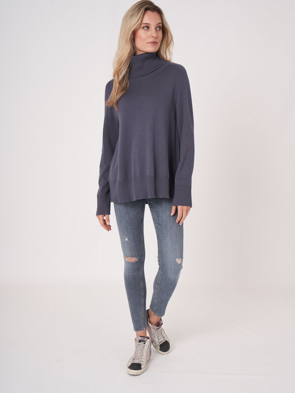 Trui van katoenmix met brede geribde rolkraag image number 5