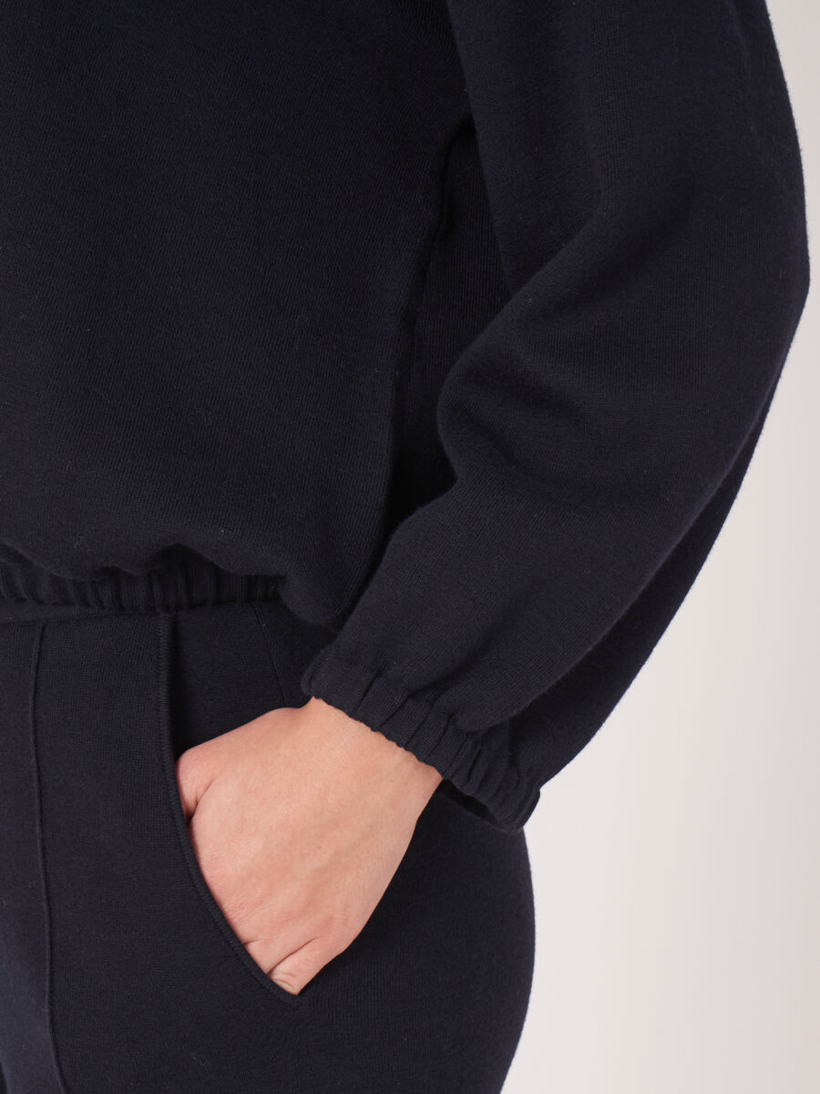 Gebreid vest met overhemdkraag en contrasterende naad image number 3