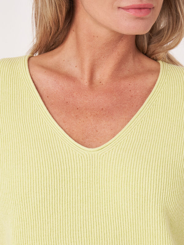 Gebreide V-hals top met fijne ribtextuur van cashmere-katoenmix  image number 4