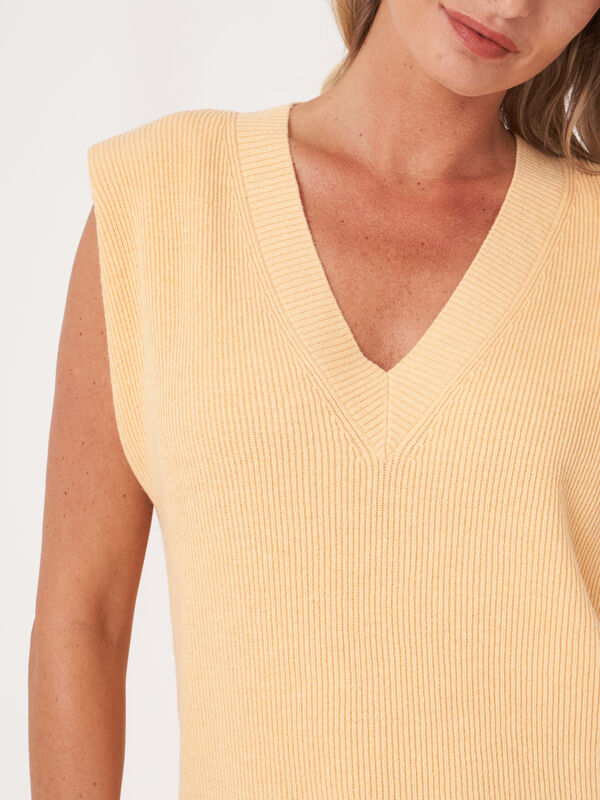 Gebreide mouwloze top met diepe V-hals  image number 4
