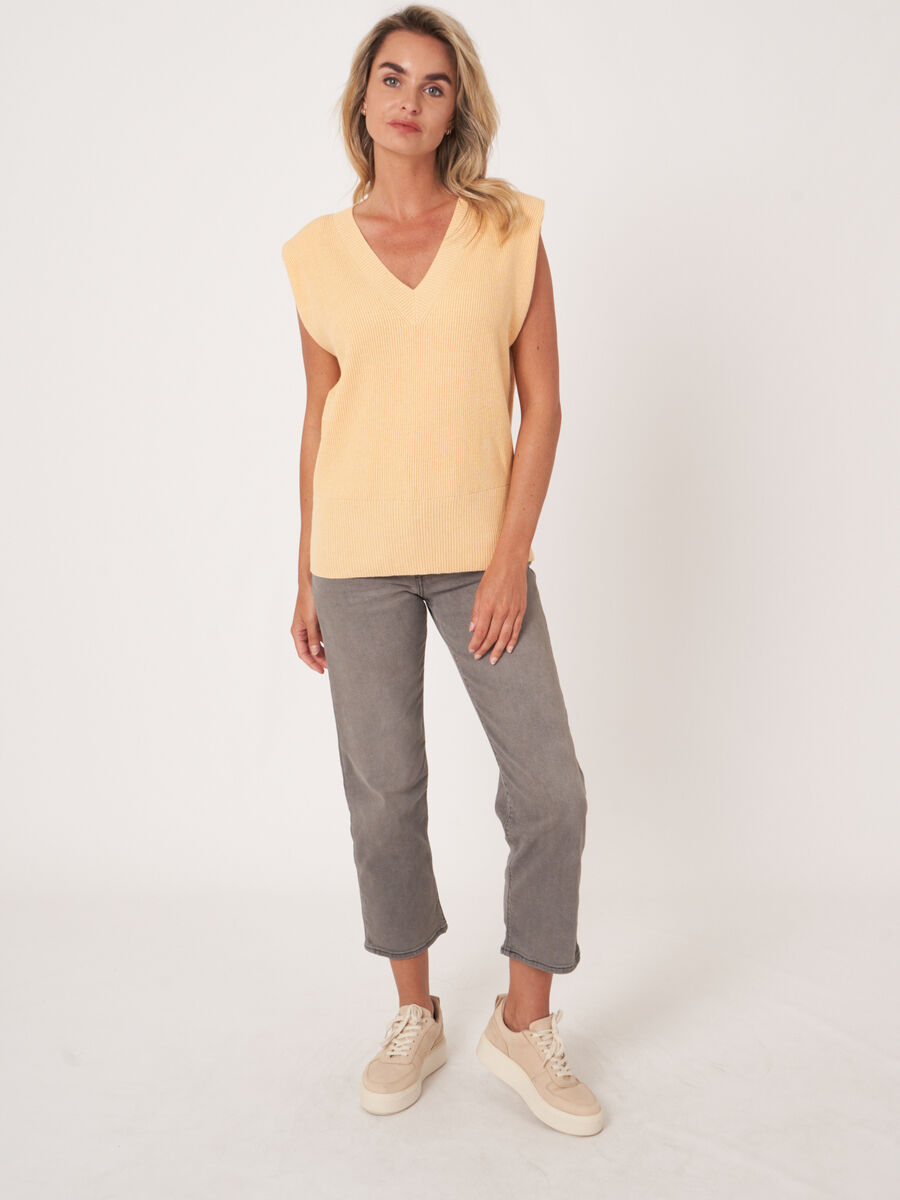 Cashmere cotton blend knitted sleeveless top with deep V-neck  image number 6