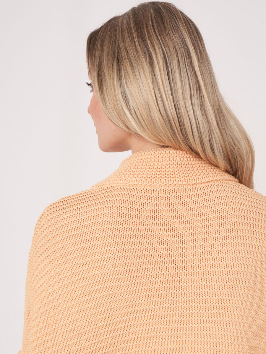 Knitted cotton poncho with zip and chunky rib texture image number 4