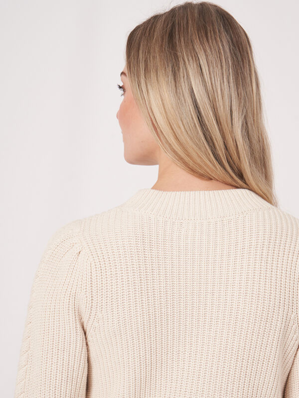 Pull c&ocirc;tel&eacute; &agrave; &eacute;paules bouffantes image number 4