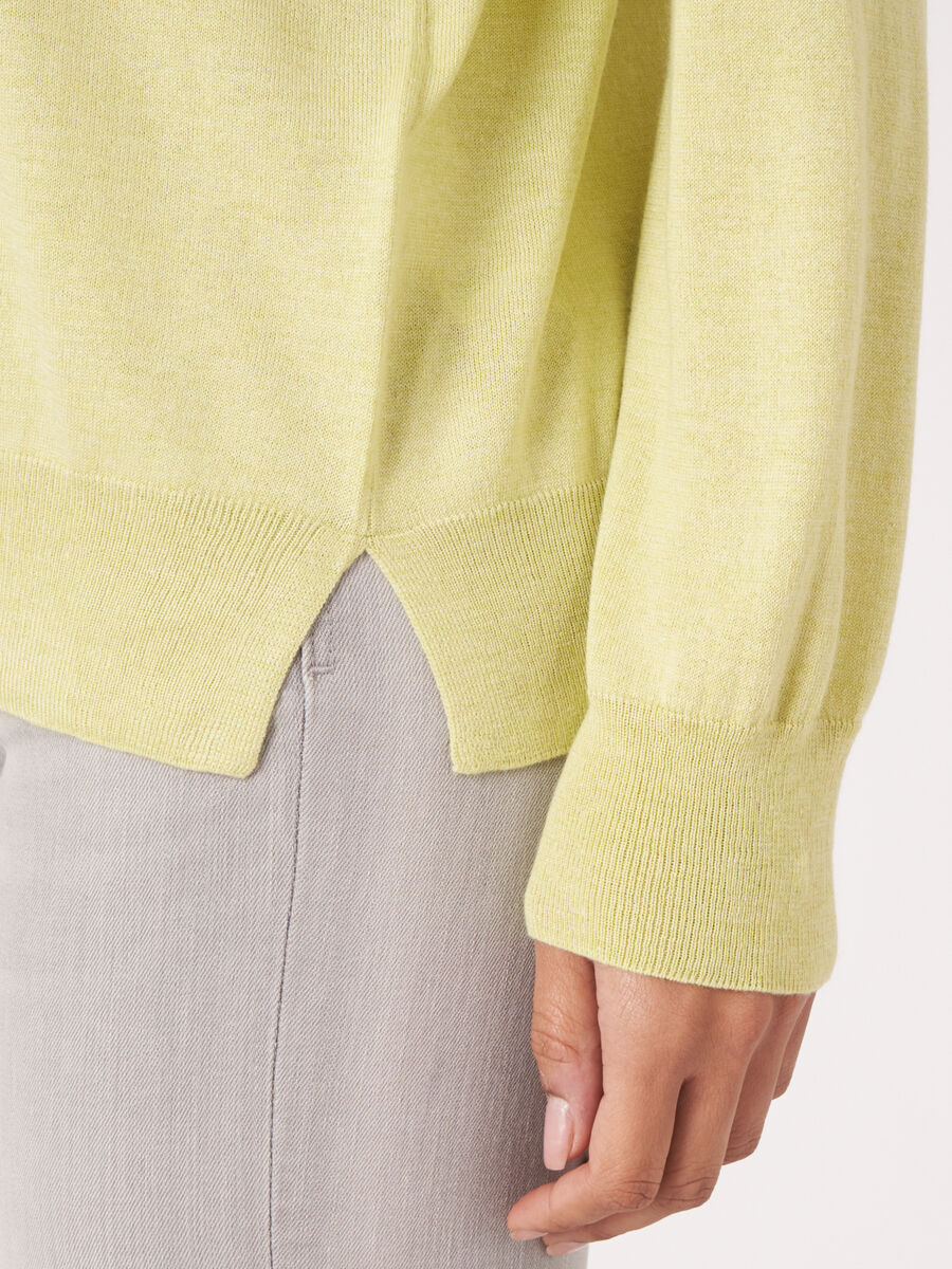 Pull à col en V en cachemire et soie mélangés image number 3