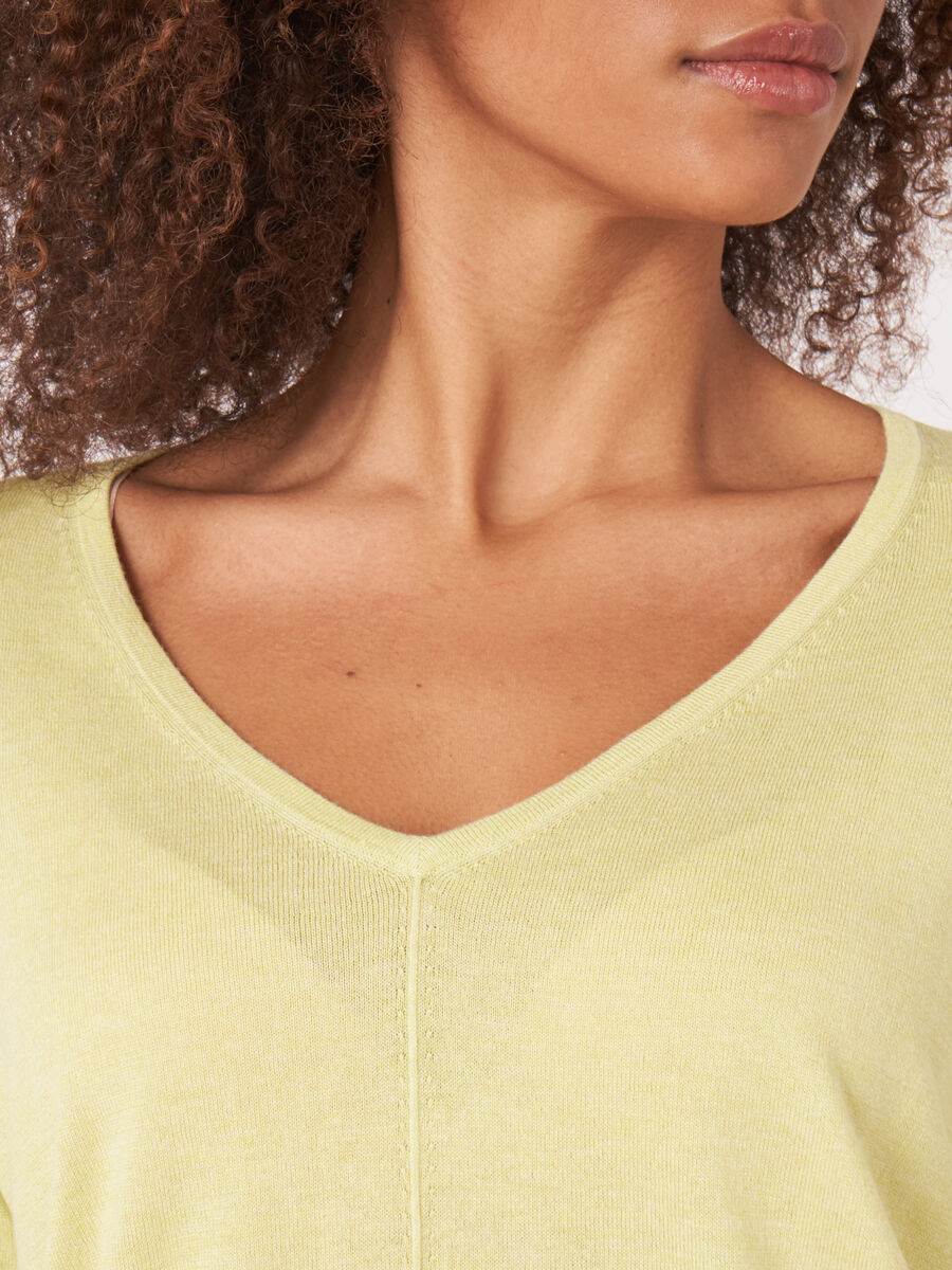 Pull à col en V en cachemire et soie mélangés image number 4