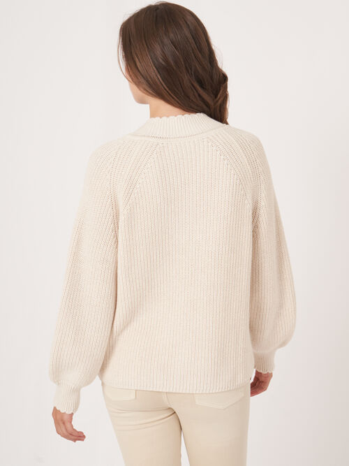 Katoenen ribgebreide trui en V-hals met golvende rand