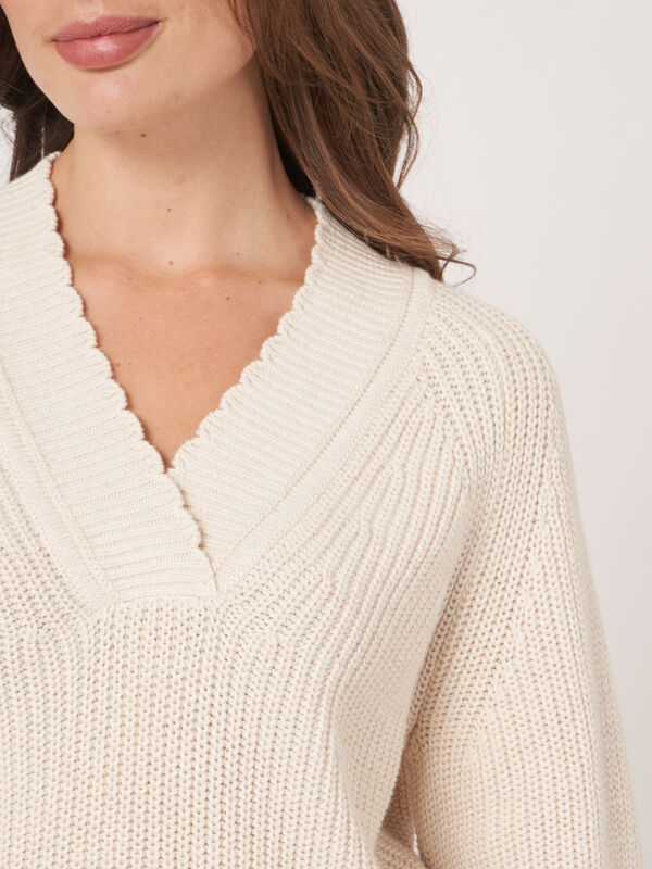Pullover mit V-Ausschnitt aus reinem Baumwoll-Rippstrick mit Wellenkanten image number 2
