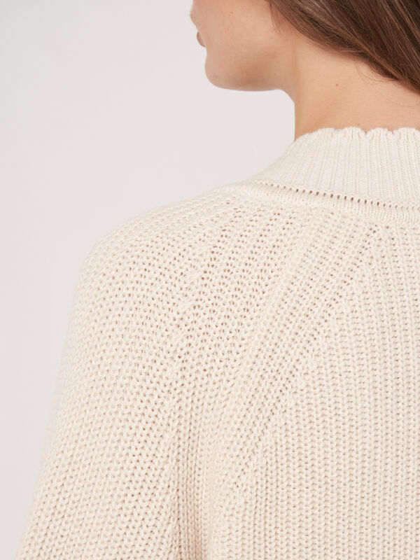 Pullover mit V-Ausschnitt aus reinem Baumwoll-Rippstrick mit Wellenkanten image number 4