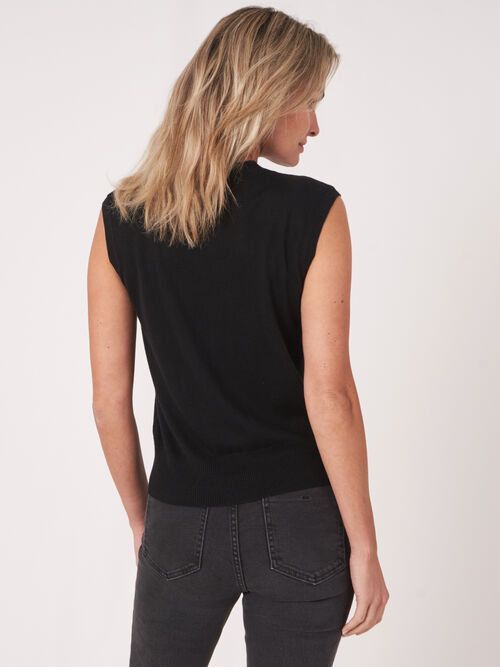 Top en maille super fine avec encolure à nœud torsadé