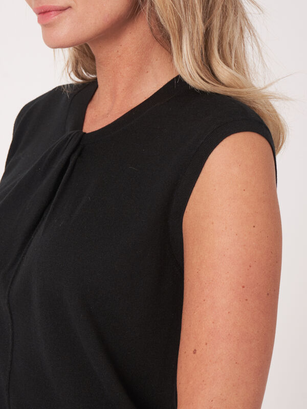 Top en maille super fine avec encolure à nœud torsadé image number 3