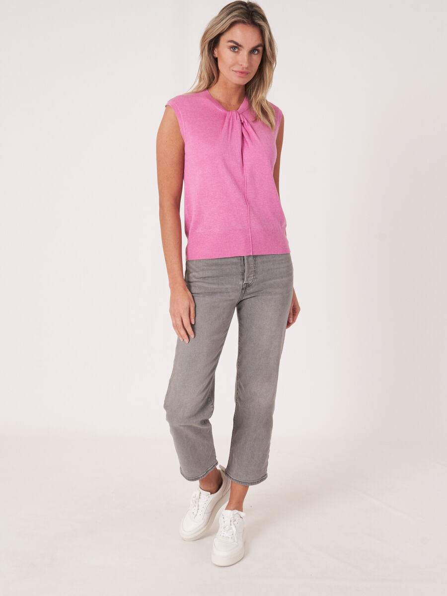 Top en maille super fine avec encolure à nœud torsadé image number 5