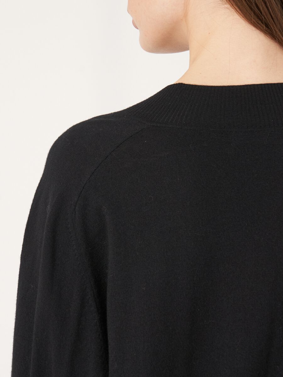 Superfijn gebreide trui met V-hals image number 4