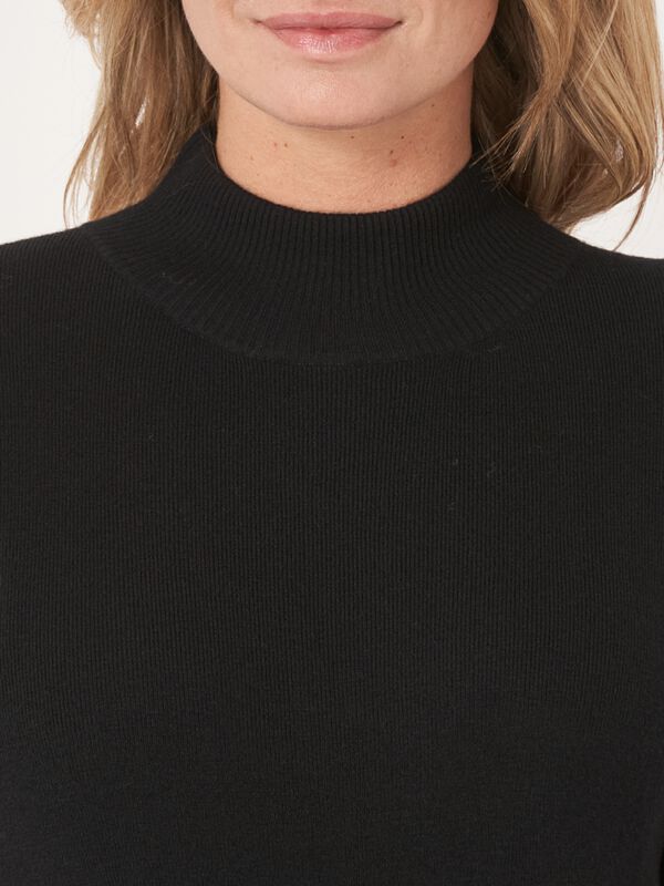 Kleid aus superfeinem Rippenstrick mit Stehkragen image number 2