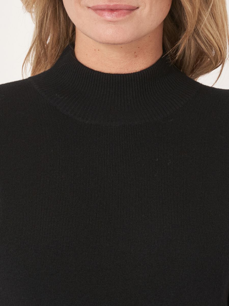 Kleid aus superfeinem Rippenstrick mit Stehkragen image number 2