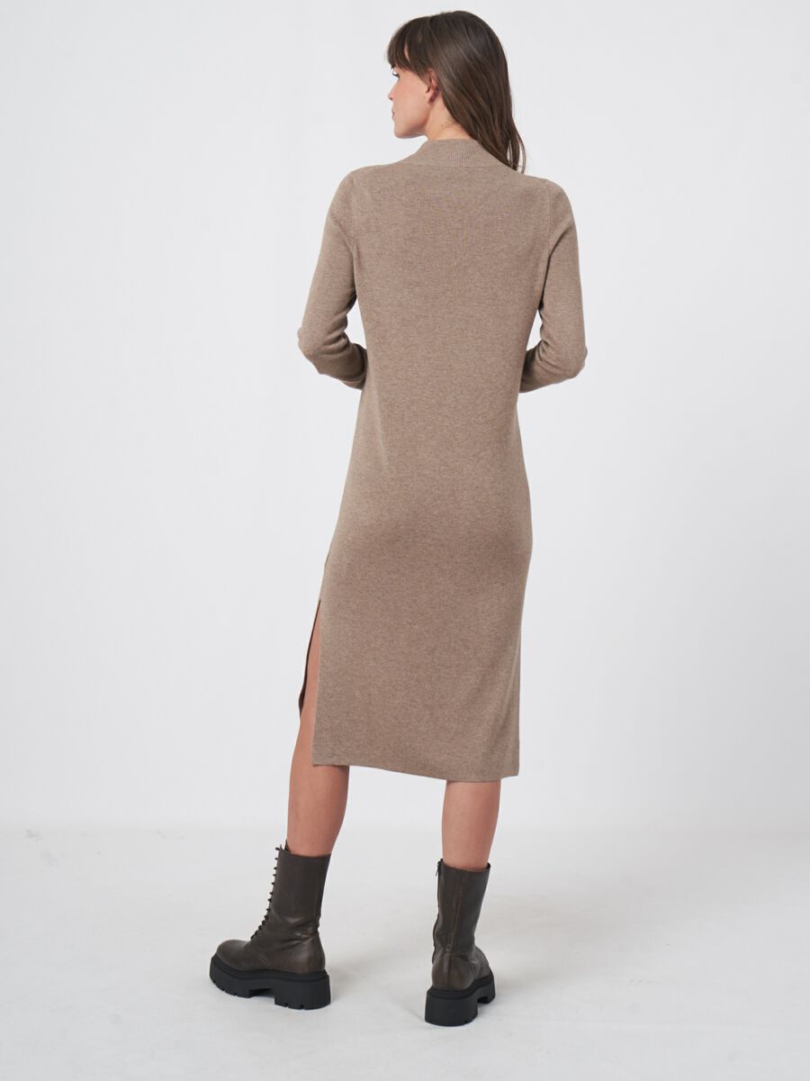 Kleid aus superfeinem Rippenstrick mit Stehkragen image number 4