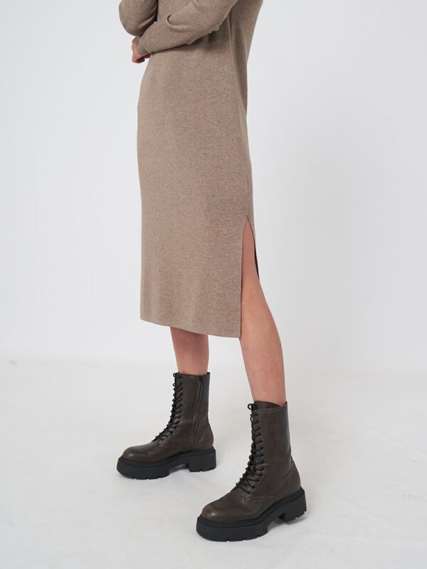 Kleid aus superfeinem Rippenstrick mit Stehkragen image number 2