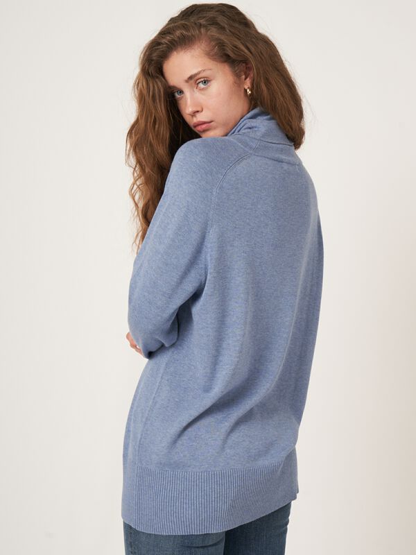 Langer Rollkragen-Pullover im Feinstrick image number 1