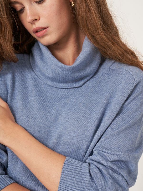 Langer Rollkragen-Pullover im Feinstrick image number 2