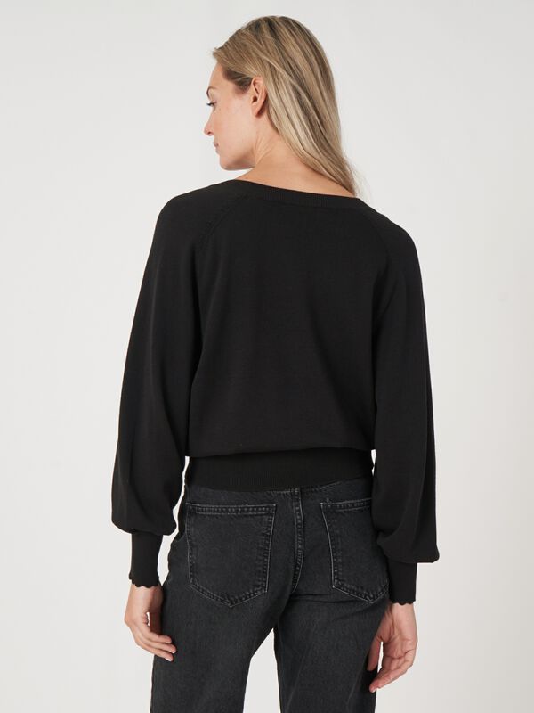 Pullover mit tiefem V-Ausschnitt und Sattelpuff&auml;rmeln image number 1