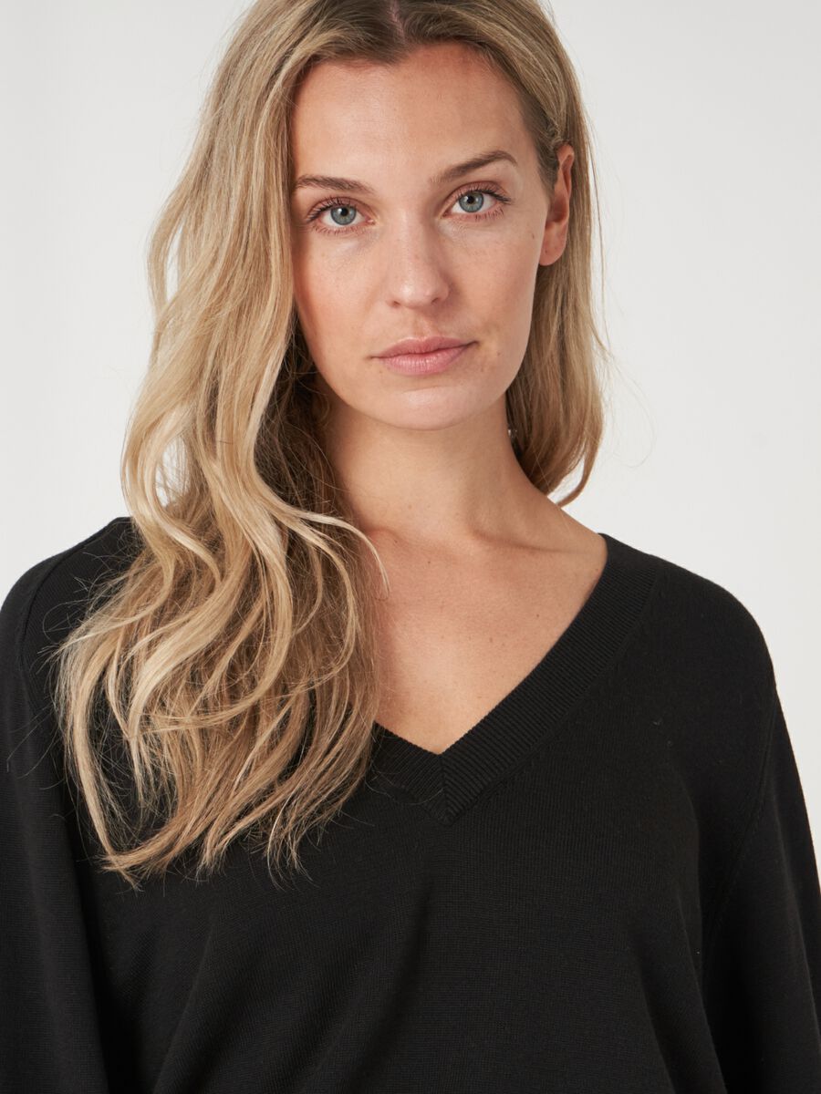 Diepe V-hals trui met zadel-pofmouwen image number 3