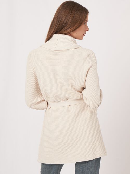 Katoenen gebreid vest met sjaalkraag en ceintuur