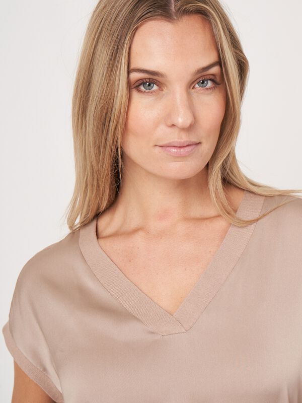 &Auml;rmelloser Pullover mit Seidenfront image number 2