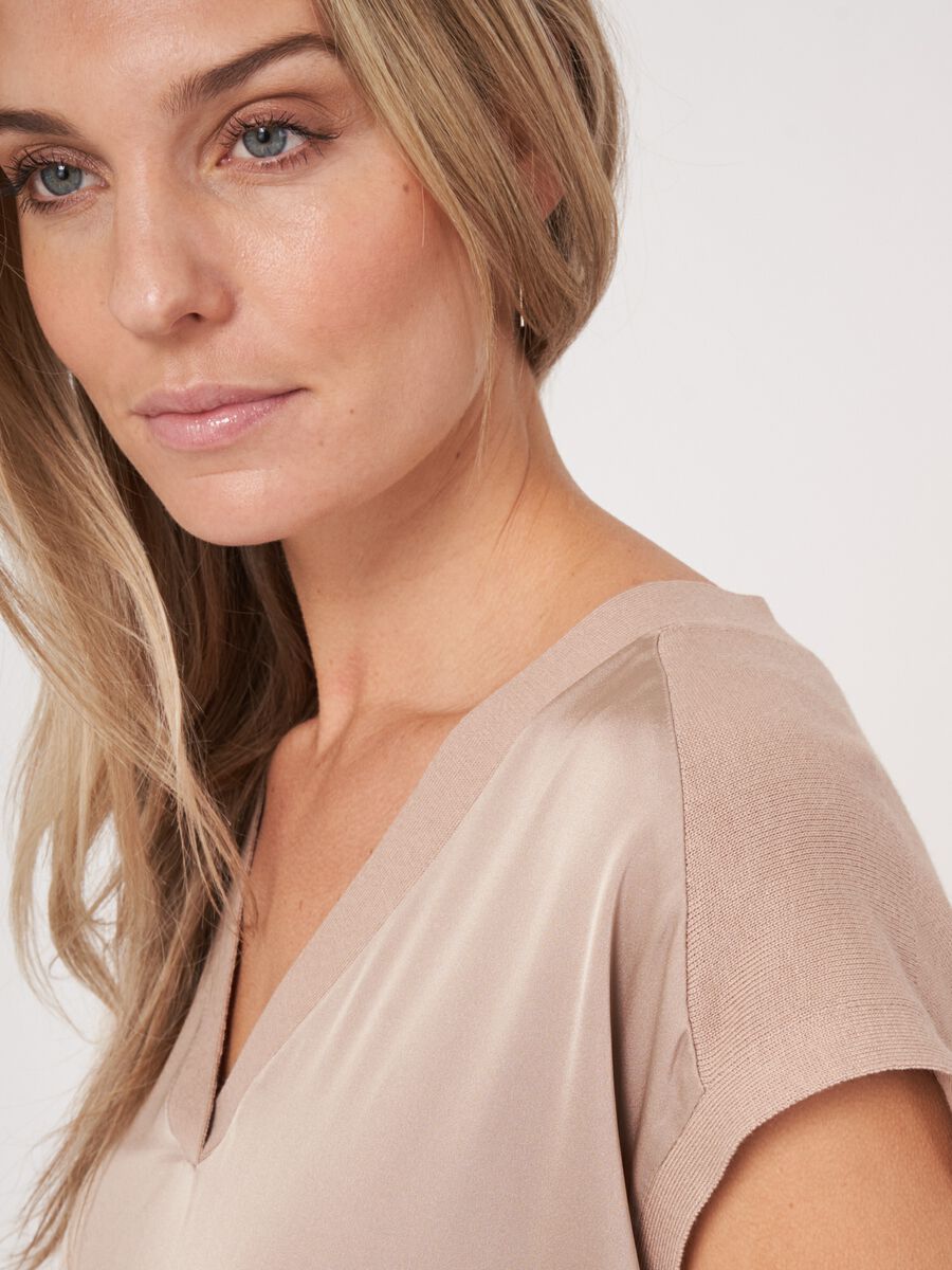 Mouwloze trui met zijden voorkant image number 3