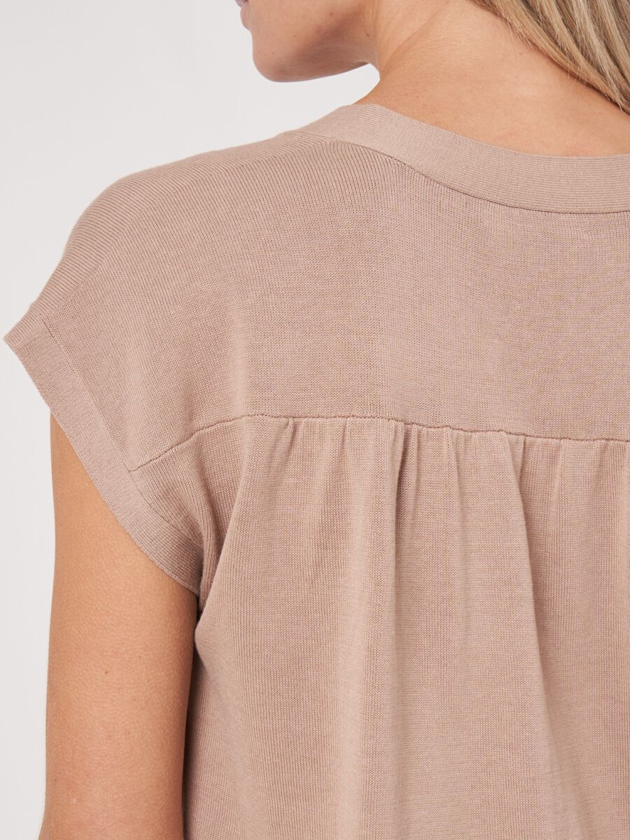 Mouwloze trui met zijden voorkant image number 4