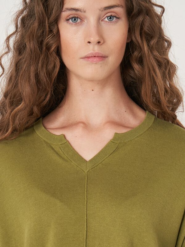 Loose fit cotton knit sweater wit elastic hem image number 4