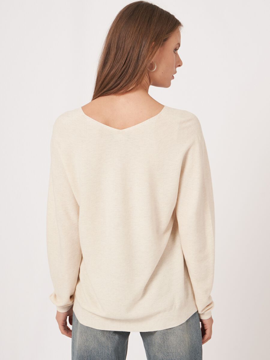 Seamless knit cashmere cotton blend V-neck sweater image number 1