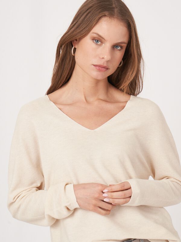 Seamless knit cashmere cotton blend V-neck sweater image number 2