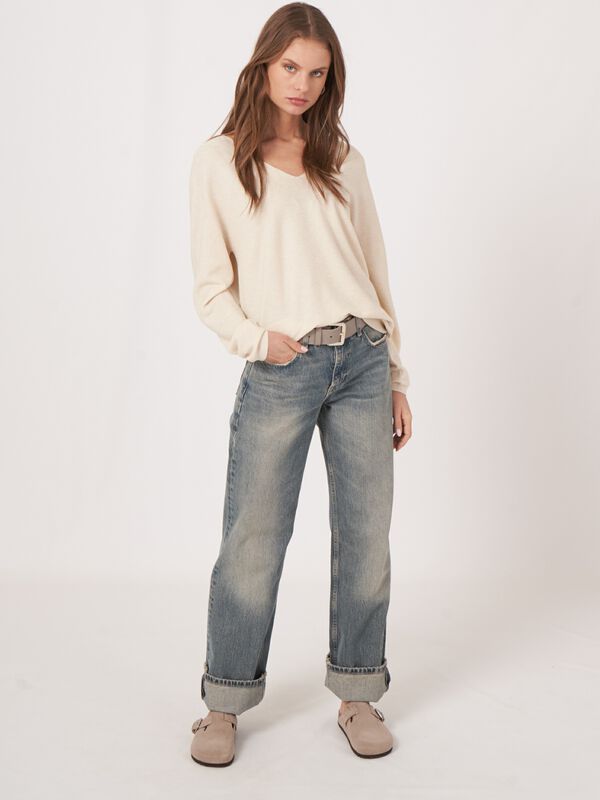 Seamless knit cashmere cotton blend V-neck sweater image number 4