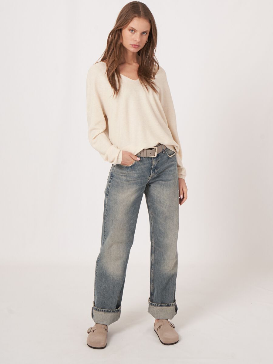 Seamless knit cashmere cotton blend V-neck sweater image number 4