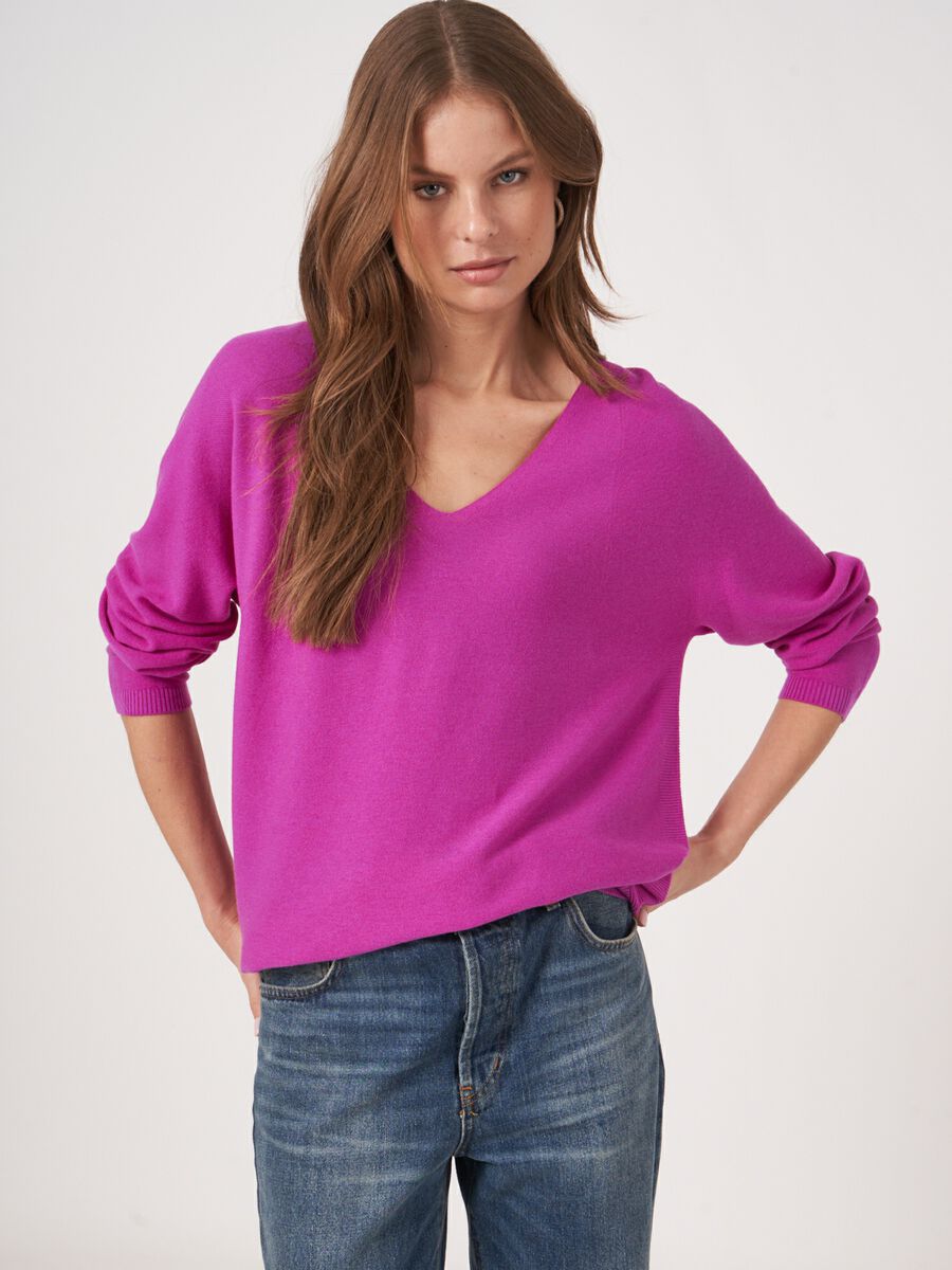 Pull à col V en tricot sans couture en mélange de cachemire et coton image number 0