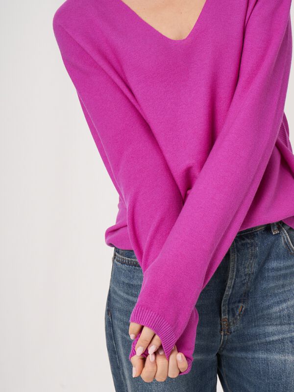 Nahtlos gestrickter V- Pullover aus Kaschmir-Baumwollmischung image number 3