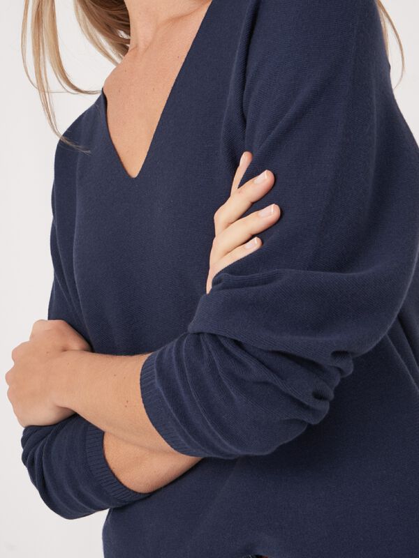 Pull à col V en tricot sans couture en mélange de cachemire et coton image number 3