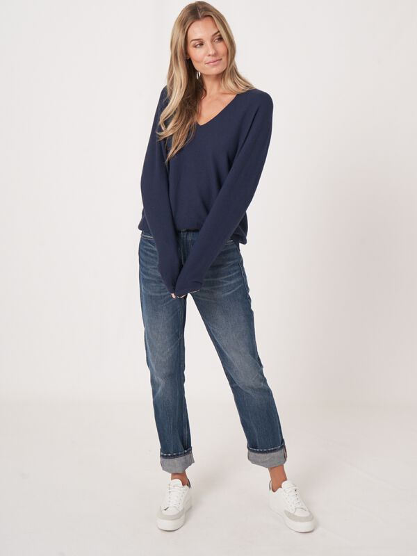 Pull à col V en tricot sans couture en mélange de cachemire et coton image number 4