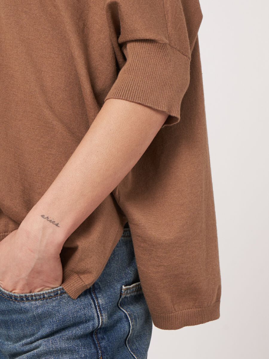 Pull-over poncho à col en V en mélange de cachemire et coton image number 2