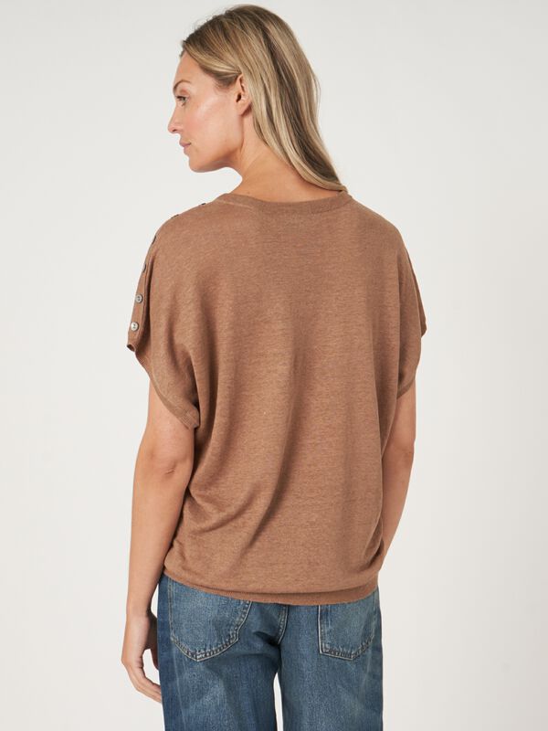 Pull-over poncho en pure lin avec boutons sur l'épaule image number 1