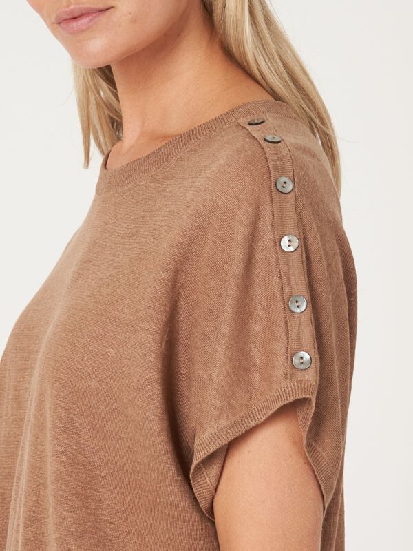 Pull-over poncho en pure lin avec boutons sur l'épaule image number 2