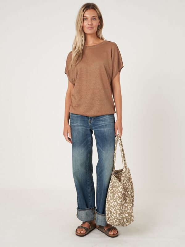 Pull-over poncho en pure lin avec boutons sur l'épaule image number 5