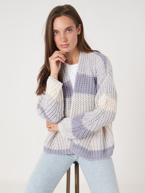 Grobstrickjacke mit lila pastellfarbenen Streifen