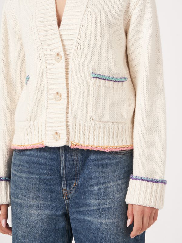 Strickjacke aus Baumwollmischung mit Kontrastnähten image number 4