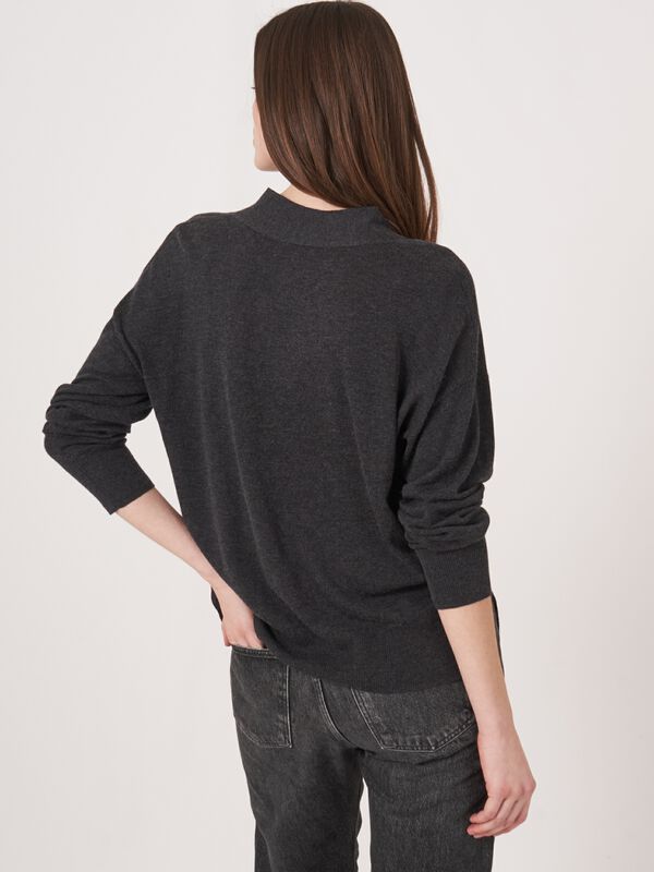 Pull à col en V en maille super fine en mélange de cachemire image number 3