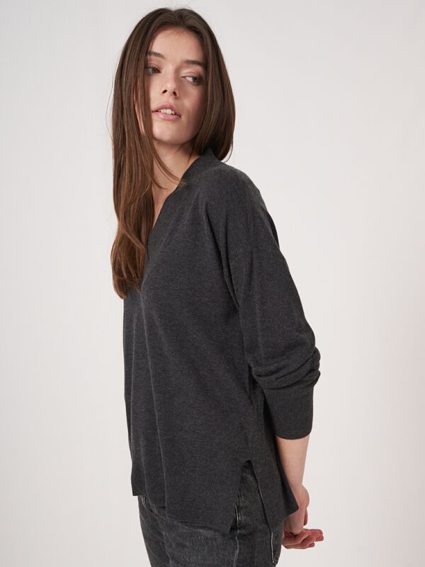 Pull à col en V en maille super fine en mélange de cachemire image number 2