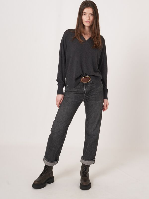 Pull à col en V en maille super fine en mélange de cachemire image number 4